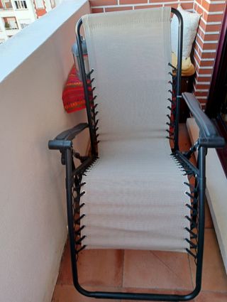 Tumbona plegable beige y negra