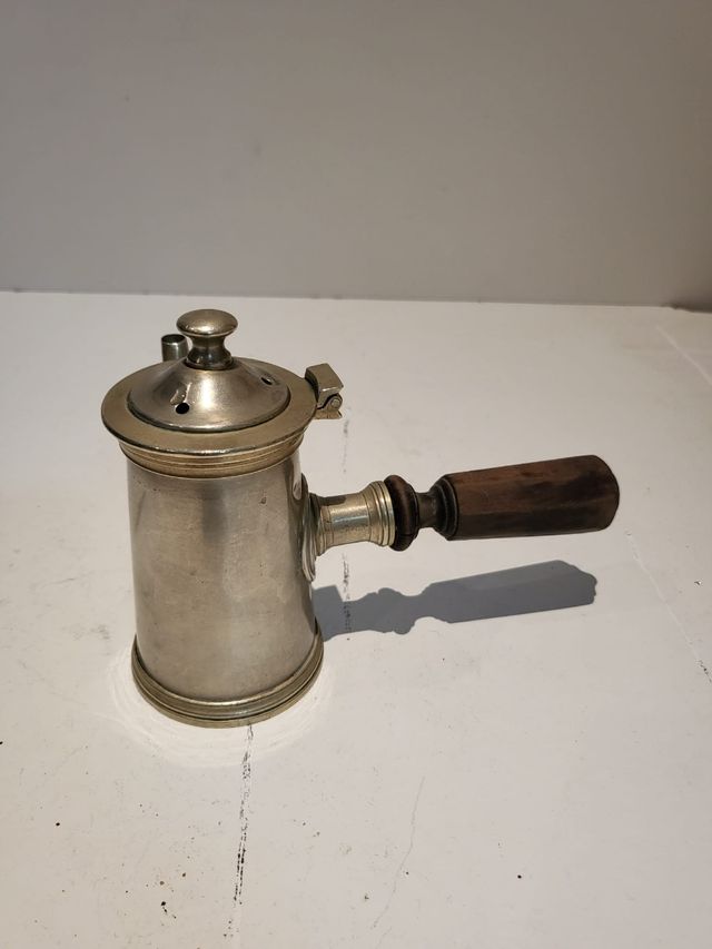 Cafetera antigua de metal