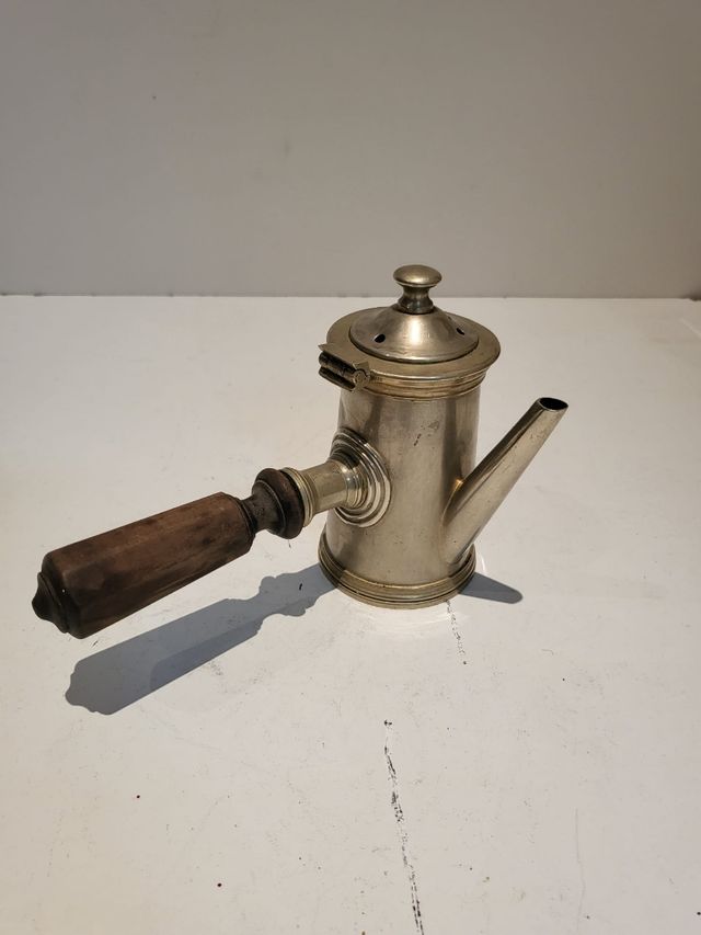 Cafetera antigua de metal