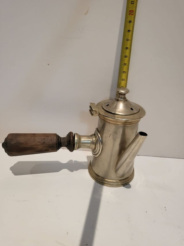 Cafetera antigua de metal