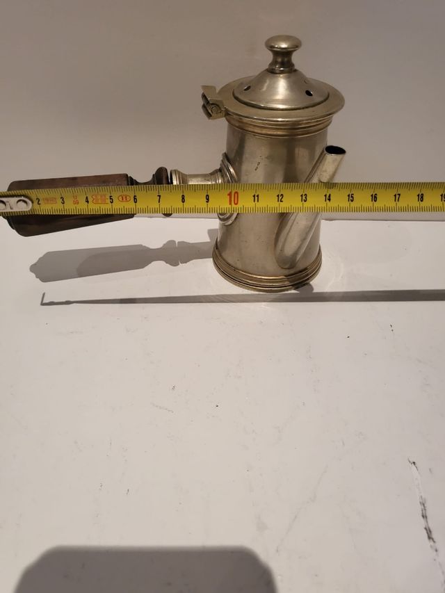 Cafetera antigua de metal