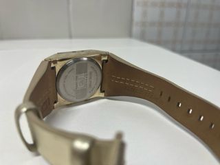 Reloj binario dorado OI THE ONE
