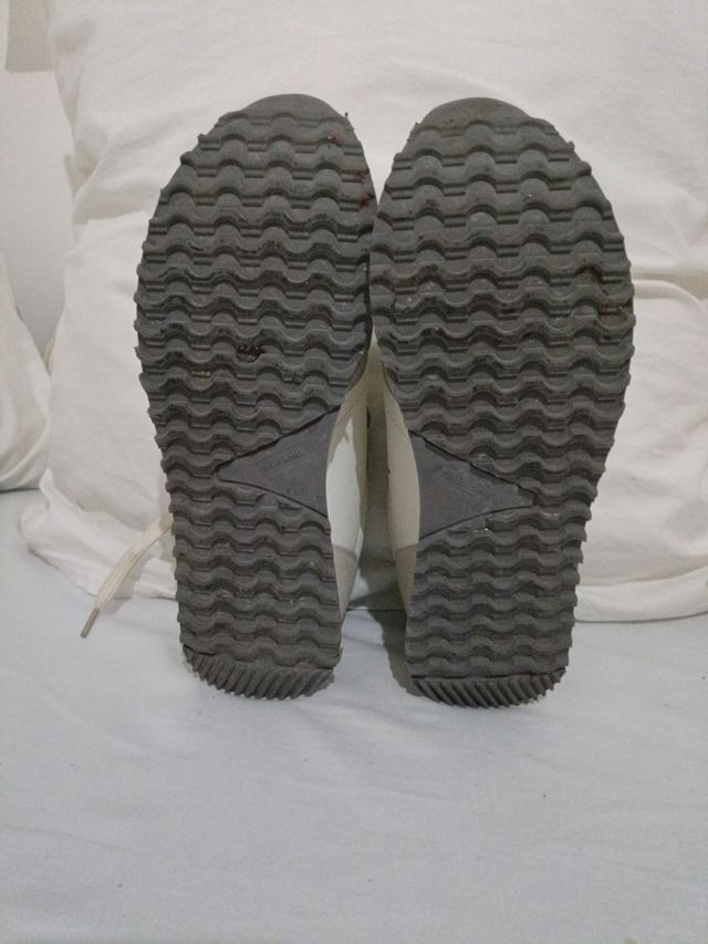 Zapatillas deportivas beige y blancas