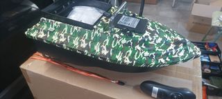 Barco cebador pesca camuflaje