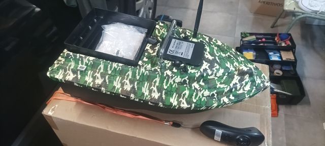 Barco cebador pesca camuflaje