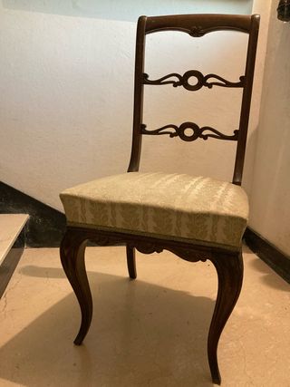 Silla antigua de madera para restaurar