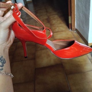 Tacones rojos de tacón alto