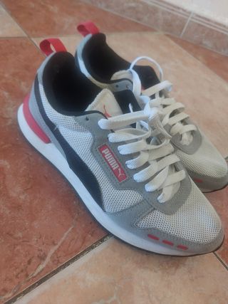 Zapatillas Puma grises y blancas