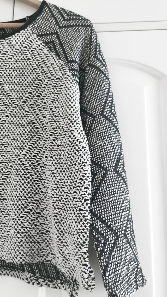 Suéter blanco y negro