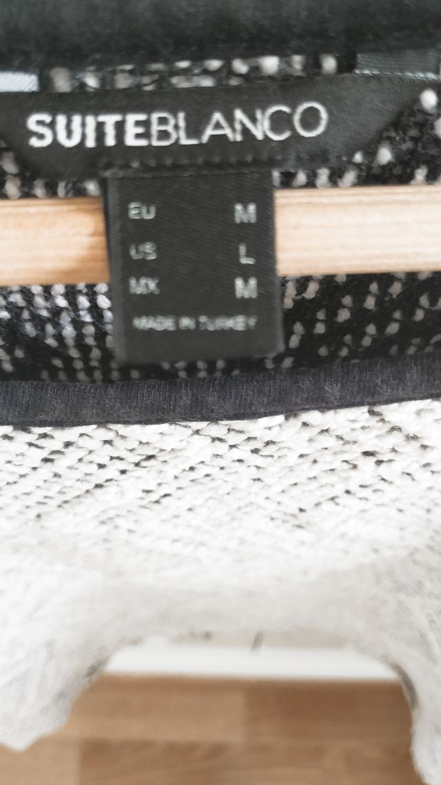 Suéter blanco y negro