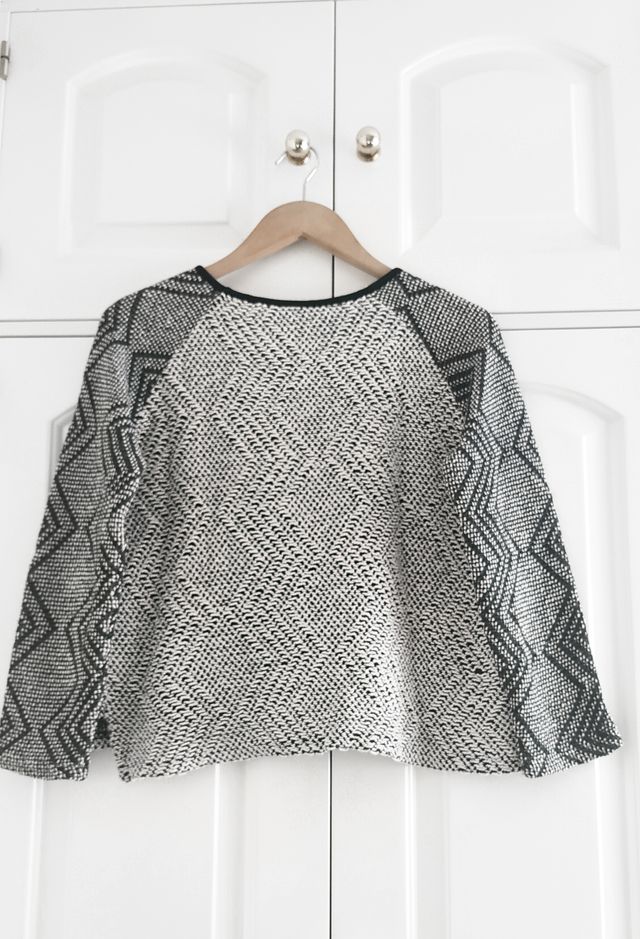 Suéter blanco y negro