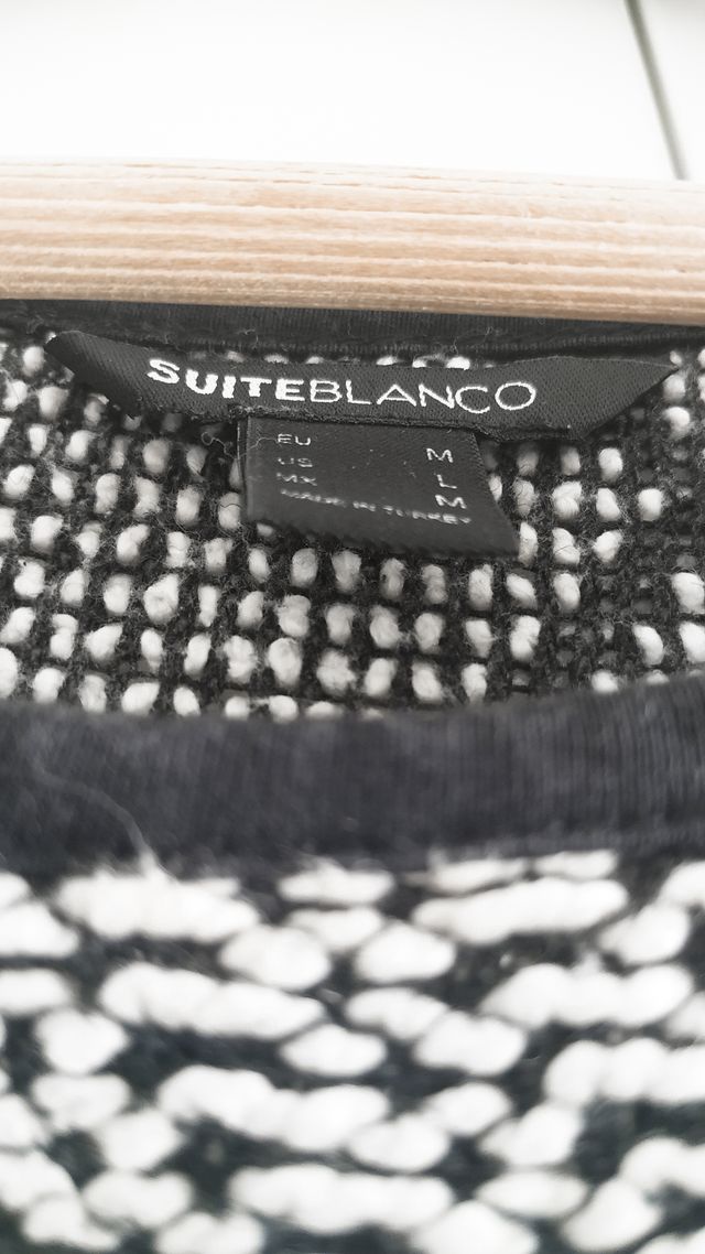 Suéter blanco y negro