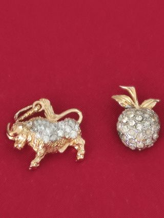 Broches dorados con pedrería y 2 colgantes.

