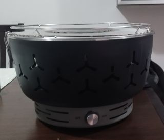 Barbecue elettrico portatile alimentato a batteria.