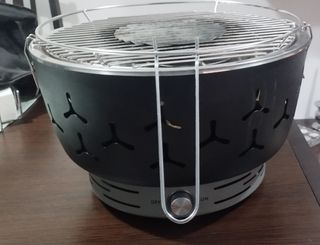Barbecue elettrico portatile alimentato a batteria.