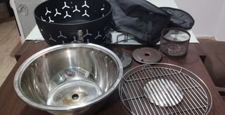 Barbecue elettrico portatile alimentato a batteria.