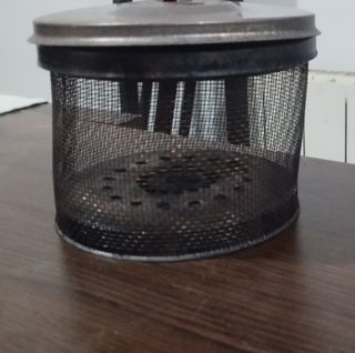 Barbecue elettrico portatile alimentato a batteria.