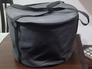 Barbecue elettrico portatile alimentato a batteria.