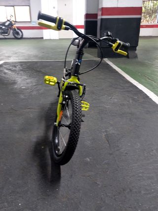 Bicicleta BTwim 500 Dark Hero de 16 pulgadas