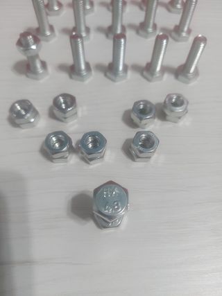 16 tornillos y tuercas hexagonales