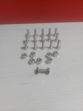16 tornillos y tuercas hexagonales