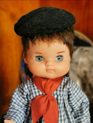 Muñeco antiguo regional vintage boina y paraguas