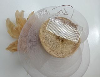 Tocado plumas beige y blanco