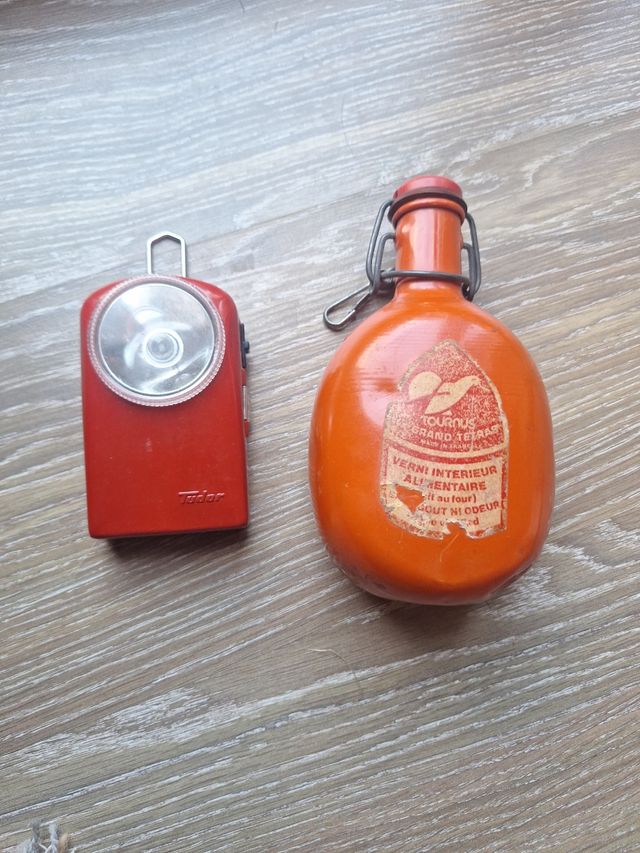 Linterna Tudor + Cantimplora antigua