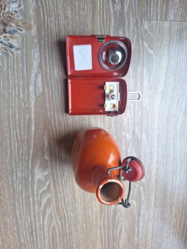 Linterna Tudor + Cantimplora antigua