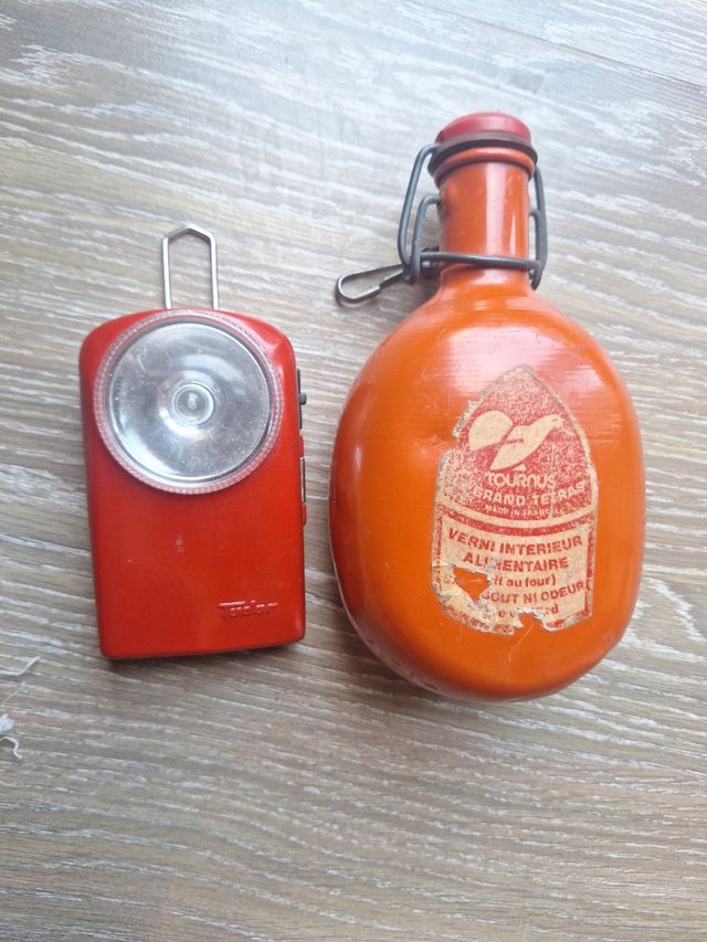 Linterna Tudor + Cantimplora antigua