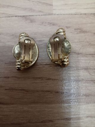Pendientes dorados con perla