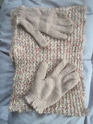 Bufanda y guantes beige
