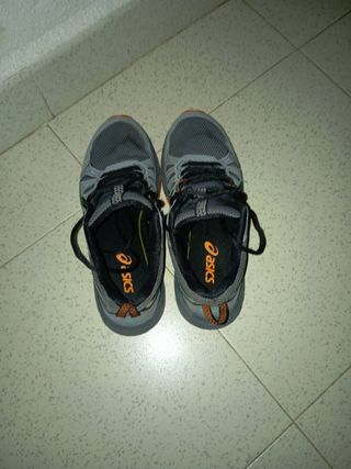 Zapatillas Asics grises y negras