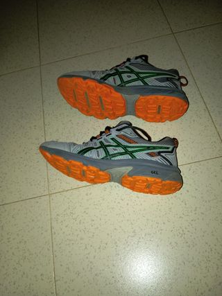 Zapatillas Asics grises y negras