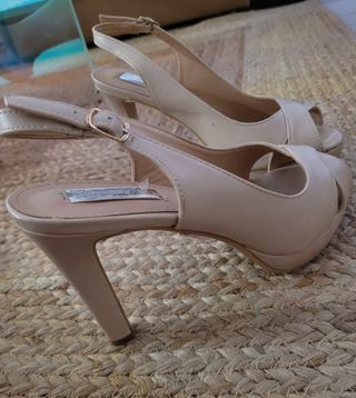 Zapatos tacón beige mujer.