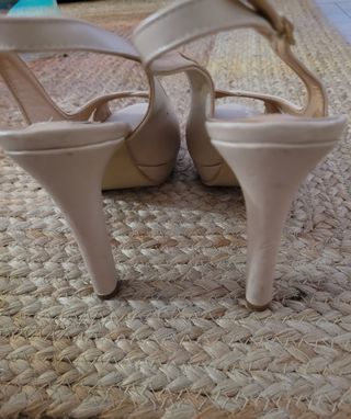 Zapatos tacón beige mujer.