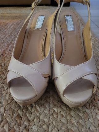 Zapatos tacón beige mujer.