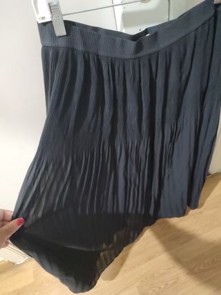 Falda plisada negra larga