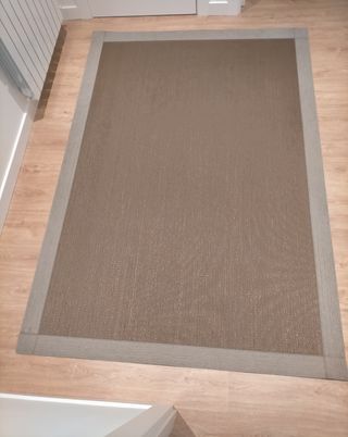 Alfombra marrón y beige