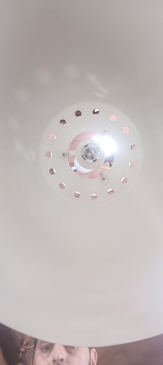 Lampada a sospensione bianca in metallo