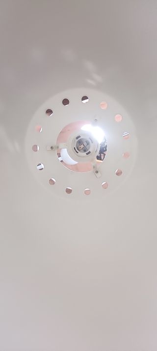 Lampada a sospensione bianca in metallo