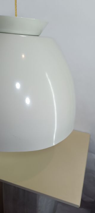 Lampada a sospensione bianca in metallo