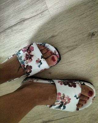 Sandalias planas blancas con flores