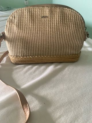 Bolso bandolera granate y bolso de mano beige 