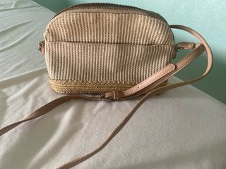 Bolso bandolera granate y bolso de mano beige 