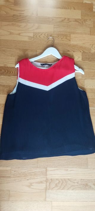 Blusa Zara plisada roja y azul