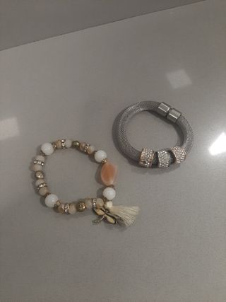 2 Pulseras: Beige y Plata