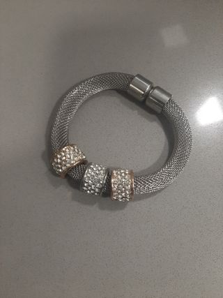 2 Pulseras: Beige y Plata