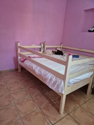 Cama infantil madera blanca y rosa