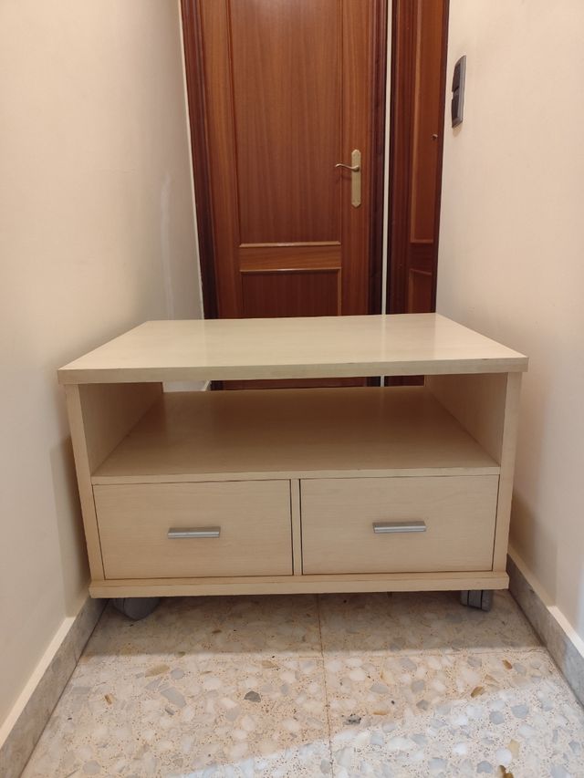 Mesa TV beige con ruedas